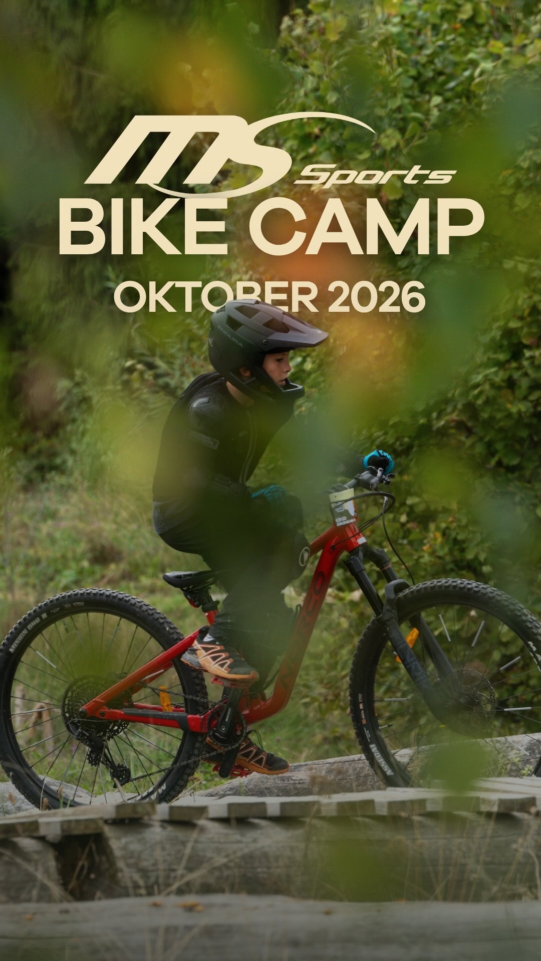 Kind mit Helm auf dem Mountainbike am MS Sports Bike Camp